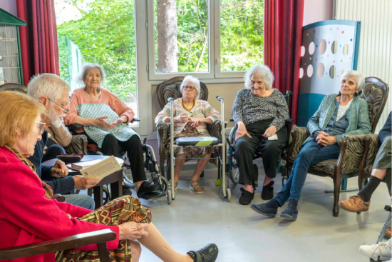 3 idées pour engager son entreprise en faveur du bien-vieillir. Crédit : Lire et Sourire