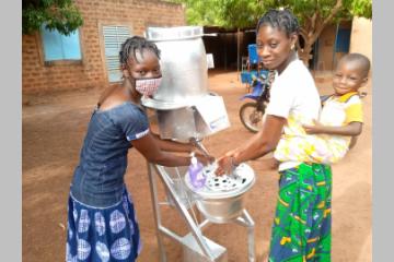 Postes de lavage des mains, savon, désinfectants, masques sont distribués à nos partenaires pour lutter contre le Covid-19 