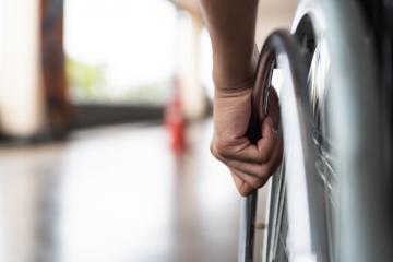 Le Collectif Handicaps*, composé de 48 associations, signe une tribune pour alerter sur le sort des personnes atteintes de handicap, "les oubliés de la pandémie".