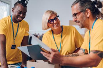 Face aux multiples crises, l'engagement associatif favorise la cohésion sociale et la résilience. Crédits : iStock.