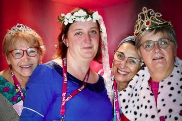Les professionnelles de santé bénévoles à L'ENVOL, habillées en princesses lors d'un séjour médicalisé