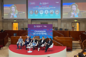 Le rapport piloté par Timothée Duverger sur la mesure d'impact territorial des entreprises a été présenté à Olivia Grégoire lors du Sommet de l'impact, le 18 avril dernier. Crédit : Camille Dorival. 