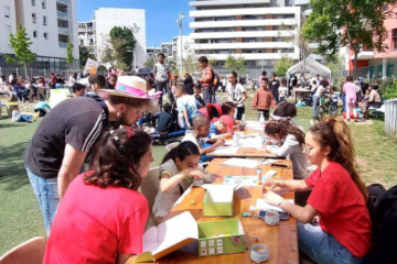 Le journalisme de solutions vise à valoriser les initiatives permettant d'apporter des solutions concrètes à des problèmes de société. Crédit : Afev. 