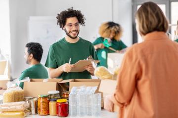 Groupe de bénévoles distribuant de l'alimentation - Libre de droits