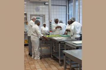 Photographie des étudiants en cuisine. 