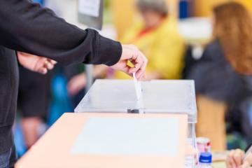Les associations favorisent le vote si des discussions politiques ont lieu en leur sein. Crédits : iStock.