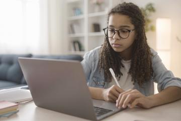 Le Pressoir Numérique ou comment extraire la substantifique moelle d’Énergie Jeunes. Crédit photo : iStock.