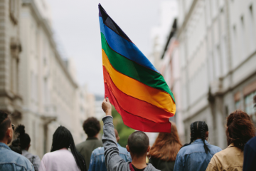 Les entreprises doivent garantir les droits des personnes LGBT+. Crédits : iStock.