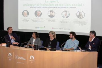 Cinq intervenants réunis autour de la table ronde « Le sport, créateur d’inclusion et de lien social ». Crédits : V. Ferlicoq/FNCE