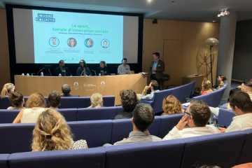 Quatre intervenants partagent leur vision de l'innovation sociale par le sport. Crédit : Elisabeth Crépin-Leblond.