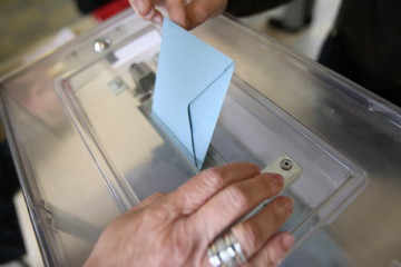 Le fait d'être donateur ou non compte plus pour le vote que la classe sociale. Crédits : iStock.