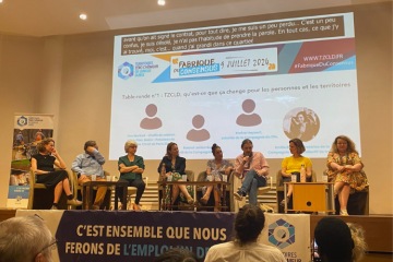 Salariés et partenaires de La Compagnie du 20e témoignaient sur ce que les Territoires zéro chômeur de longue durée apportent aux habitants et aux territoires, lors de l'évènement La Fabrique du consensus, le 9 juillet, à la Bourse du travail, à Paris. Crédit : Carenews. 