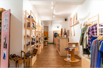 La boutique L'Armoire poéthique, à Bordeaux, vend exclusivement des marques éthiques et durables et désincite ses clients à la surconsommation. Crédit : L'Armoire poéthique. 