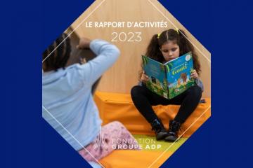 Image d'une petite fille qui lit pour illustrer la couverture du rapport d'activité 2023 de la Fondation Groupe ADP.