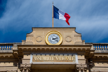 De nombreux acteurs associatifs alertent sur l'arrivée au pouvoir d'un parti qui mettrait à mal leur action. Crédits : iStock.