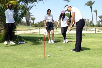 Séance d'initiation à la pratique du golf pour les des jeunes issus des quartiers populaires, organisée conjointement par la Fondation Lacoste et la la Fédération Française de Golf. ©Fondation Lacoste