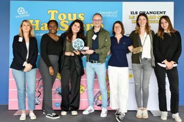 Andréa ARCAMONE, Djany BELINGA, Mathilde CADO et Amicie WOLFF, étudiantes en cycle Master du Programme Grande École, ont remporté le Prix du Public pour le film « As du Volant », tandis que l’IÉSEG, représentée par Valérie HERBERT-LECLERCQ, chargée de mission Référente Handicap à l’École, a remporté le 1ᵉʳ Prix de la Mobilisation École - Crédit photo : DR.