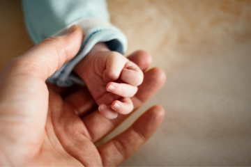 Le congé parental doit prochainement être remplacé par un « congé de naissance ». Crédit : iStock