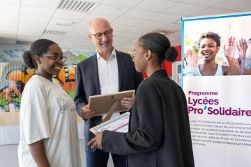 Charles Lantieri, au centre sur la photo, président de la Fondation FDJ et directeur général délégué du groupe FDJ, avec deux participantes du programme Lycées Pro’Solidaires. Crédit photo : DR.