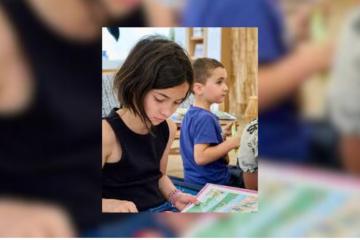 Enfants qui lisent un livre. Crédit photo : DR.