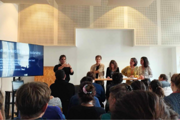Pendant la table ronde, Marion Graeffly et Julia Faure ont présenté la stratégie de leurs marques respectives TeleCoop et Loom. Crédit : Elisabeth Crépin-Leblond