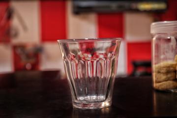 Duralex, le fabricant historique de verres de cantines. Crédit : Hamka Fitra, iStock.