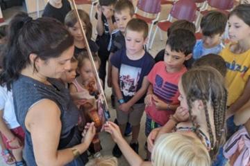 Elise De-Bendelac, membre du Quatuor Akilone, présente son violon à une classe d'enfants