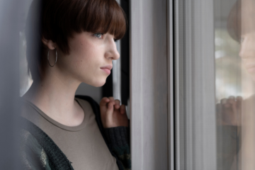 Les jeunes face à une épidémie de solitude. Crédits : Freepik