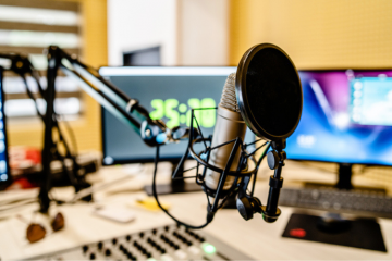 Ces radios associatives sont présentes sur tout le territoire et diffusent une information locale. Crédits : iStock.