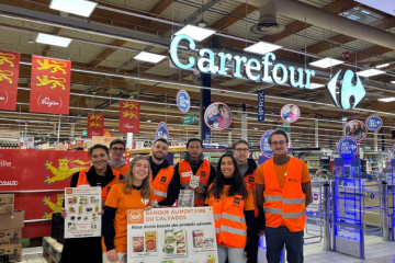Equipe de bénévoles Carrefour à l’hyper de Mondeville pour la collecte nationale des Banques Alimentaires