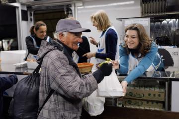 Image d'une bénévole et bénéficiaire au FoodTruck