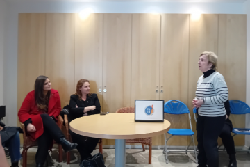 Anouch Toranian et Hélène Bidard, adjointes à la maire de Paris, et Chantal Rialin, présidente de Femmes pour le dire, femmes pour agir, lors du café citoyennes du 28 novembre. Crédit : Léanna Voegeli