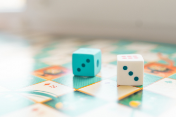 Depuis quelques années, de nouveaux formats de jeux de société apparaissent, abordant diverses thématiques environnementales. Crédit : iStock