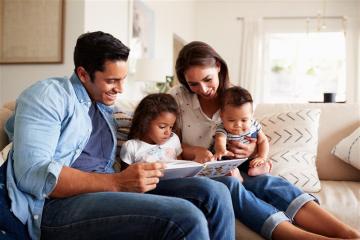 Des parents lisant un livre à ses enfants