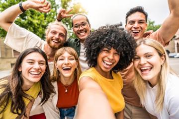 La qualité de nos relations sociales est le principal facteur d'un bien-être durable, a montré une enquête sociologique menée par des chercheurs de Harvard sur plusieurs générations. Crédit : Kar-Tr