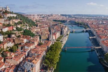 Le conseil régional d'Auvergne-Rhône Alpes (ici : vue sur la ville de Lyon) a annoncé arrêter la plupart de ses financements aux dispositifs ESS. Crédit : anyaberkut.