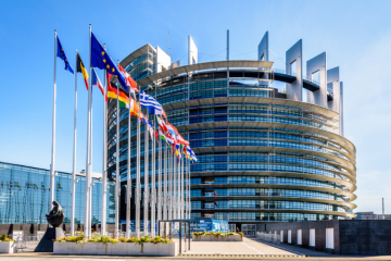 La présidente de la Commission européenne Ursula von der Leyen a annoncé une initiative législative dite omnibus, destinée à alléger les charges pesant sur les entreprises. Crédits : iStock.