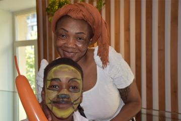 Une maman et son fils sourient vers la caméra