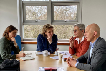 Sophie Binet (CGT), Marylise Léon (CFDT), Virginie Amieux (CCFD-Terre Solidaire) et Dominique Potier (Socialiste) sont réunis à Paris pour défendre la CSRD et la CS3D. Crédit : Esther ALBOUY 