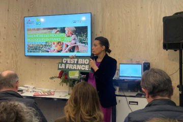 Laure Verdeau, la directrice de l'Agence bio, présentant une campagne publicitaire à l'occasion du salon de l'Agriculture, le 27 février à Paris. Crédit : Carenews.