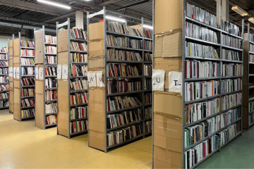 Plus de 350 000 livres vendus sur la boutique en ligne de Label Emmaüs sont stockés dans son entrepôt de Noisy-le-Sec, en Seine-Saint-Denis. Crédit : Carenews.