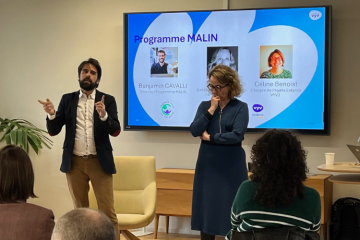 Benjamin Cavalli, le directeur de Programme Malin, lauréat de La France s'engage, et Julie Doye, directrice nationale enfance-famille de VYV 3, présentent le partenariat entre les deux structures aux équipes du Groupe VYV. Crédit : Carenews. 