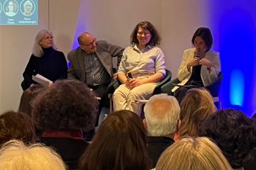 Une partie de l'équipe de la Fonda - Charlotte Debray, déléguée générale, Yannick Blanc, vice-président, Hannah Olivetti, cheffe de projet prospective, et Agathe Leblais, présidente - lors de la présentation de l'ouvrage Vers une société de l'engagement, le 3 avril 2025, à Paris. Crédit : Carenews. 