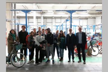 La Fondation Groupe RATP a organisé une visite de l’atelier Smovengo pour des associations partenaires