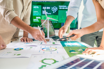 Diversity team discussion focused on ESG - Crédits : Weedezign - iStock