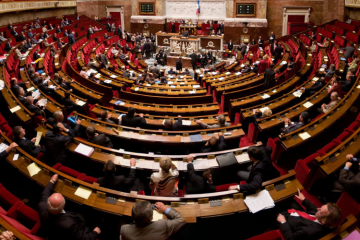 Amendements « prêts à l’emploi », pantouflage… Un rapport de Greenlobby dénonce l’influence des grandes entreprises industrielles dans la fabrique de la loi 