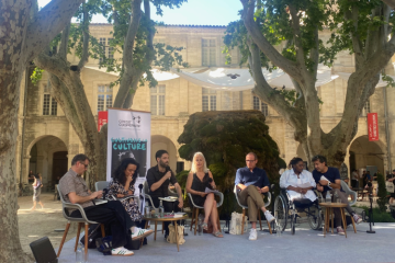 Lors d'un « café des idées » organisé par la Fondation Crédit coopératif dans le cadre du Festival d'Avignon. Crédit : Carenews. 