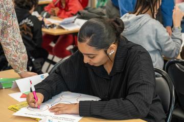 Écrans et réseaux sociaux : aider les élèves à décoder leurs usages du numérique