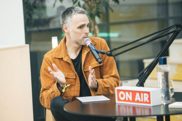 Dans le podcast Sismique, Julien Devaureix s'intéresse aussi bien aux questions environnementales, que démocratiques, géopolitiques ou sociétales. Crédit : La Corp.