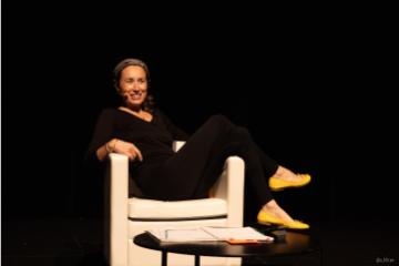 Dans « Un futur s’il vous plaît », Laura Caniot-Genevois raconte comment, « ex-petite fille sage », elle est devenue une « guerrière joyeuse et positive » de la cause écologique. Crédit : @o_filtree - Simon Cénet.